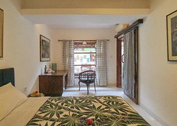 Rumah Paros & Gallery ゲストハウス 3*
