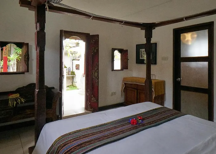Rumah Paros & Gallery ゲストハウス 3*