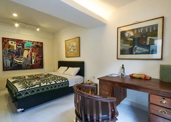 ゲストハウス Rumah Paros & Gallery 3*