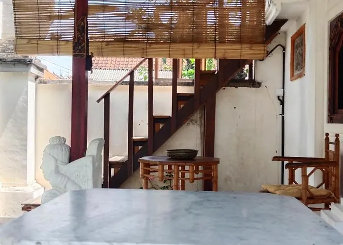 ゲストハウス Rumah Paros & Gallery Sukawati